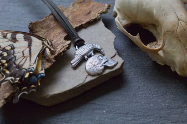 raven skull veldismagn 1 Veldismagn Raven Skull Pendant