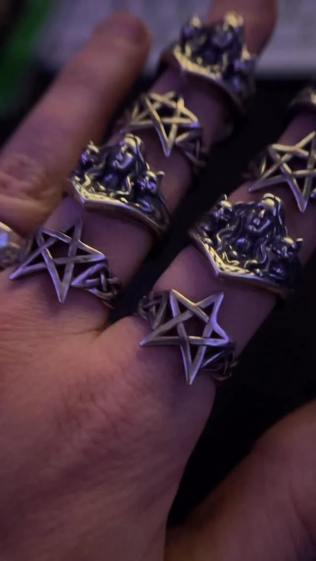 Freya, cats and pentacles. Doesn’t get any better ❤️