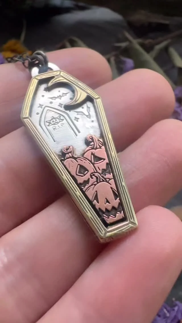 This morning’s orders are heading out to their new owners, and somebody is clearly getting ready for Summerween. 🎃⚰️

This adorable Halloween pumpkin patch casket pendant is on its way, along with a couple of Alice in Wonderland rings and a Hekate Goddess ring.

A little spooky, a little storybook, and very Wicked Griffin.