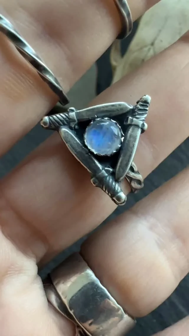 Here is the finished ring I was working on in my stories yesterday, along with some other treasures shipping out this morning ❤️