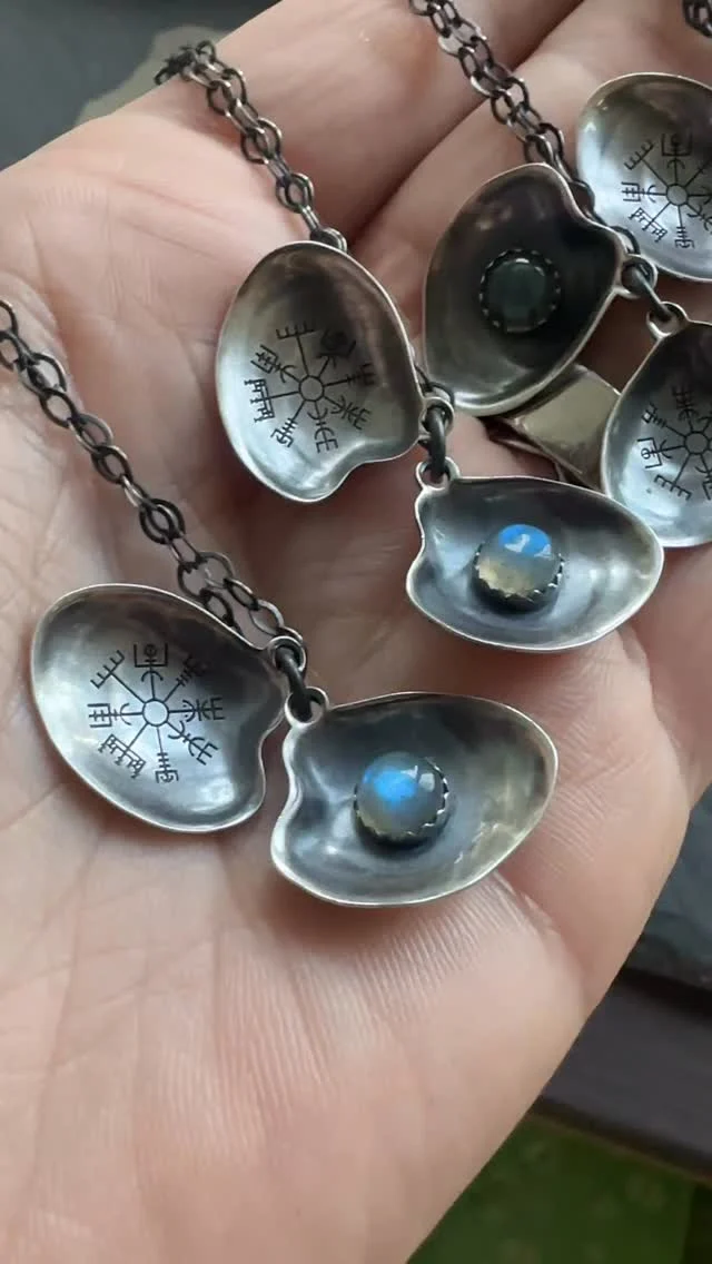 I had 6 clamshells ready to ship this morning but I dropped and lost my last labradorite cabochon 🙄😫

Woe is me. 

But damn I love these little clamshell labradorite + Vegvisir lockets…