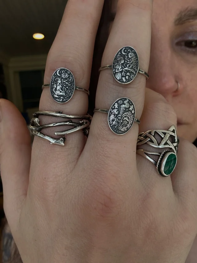 Eeeek! I’m so happy to add these to my shop ❤️

I’ve gotten so many requests for other fairy tales since I made the red riding hood ring, so here are some more.

I do hope you love them 🥰

If you’d like to have any, check my stories today.