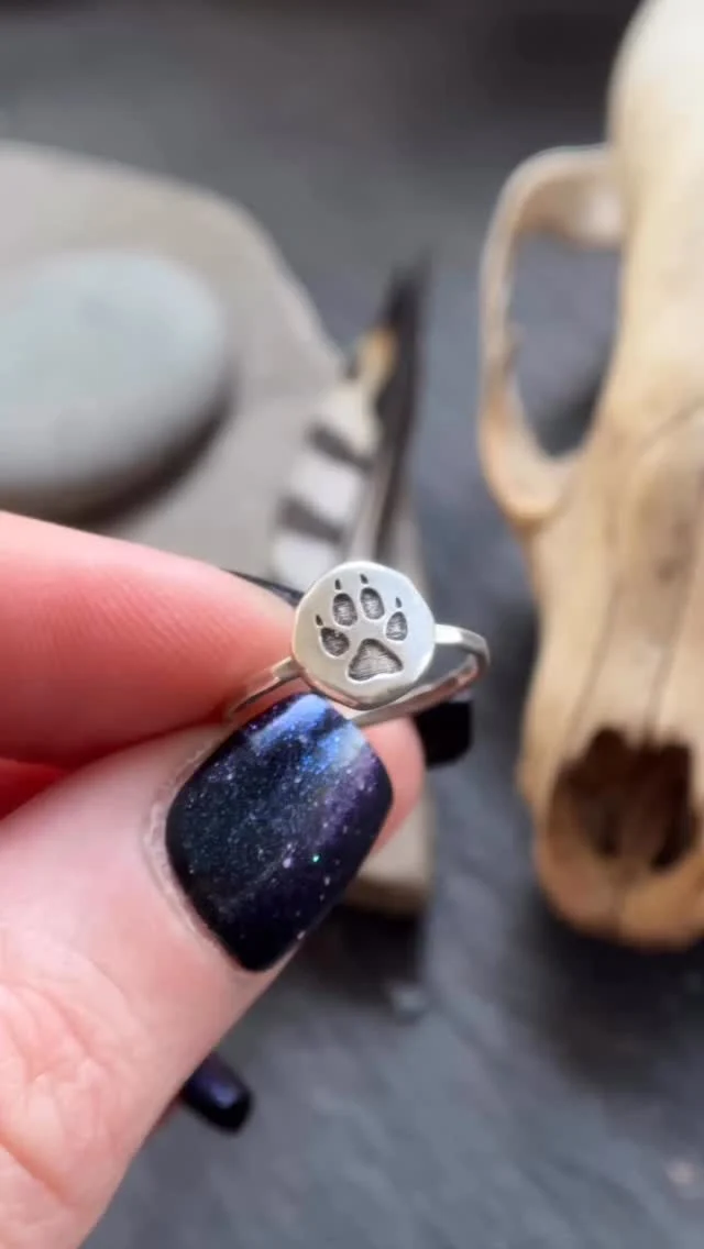 Garm barely shows up in the old Norse stories.
Still… he leaves a mark.

A chained hound at the edge of Hel.
Watching the boundary.

His howl is one of the signs the last battle is beginning.

#norsemythology #garm #helheim #ragnarok #wolfenergy paganstyle witchyjewelry handmadejewelry