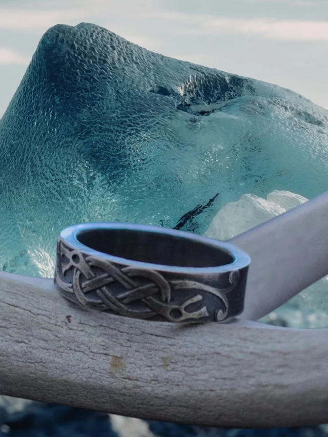 The serpent waits 🖤

(Handcrafted Jörmungandr ring made to order in my shop)